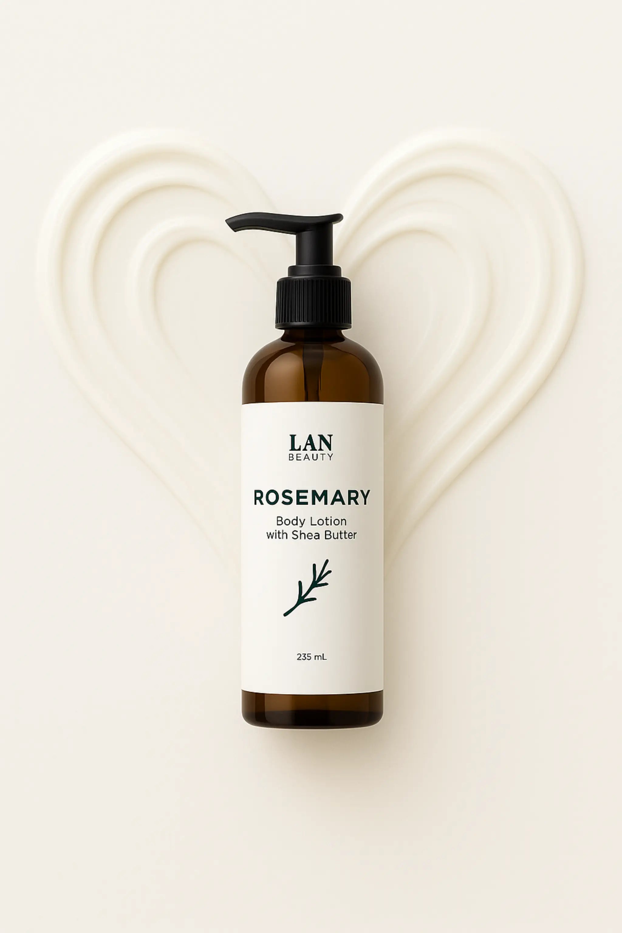 زجاجة لوشن للجسم بخلاصة إكليل الجبل وزبدة الشيا من لان بيوتي، موضوعة على خلفية بلون بيج فاتح مع قلب مرسوم من قوام كريمي، تعبر عن ترطيب نقي ومظهر طبيعي مناسب للبشرة الحساسة